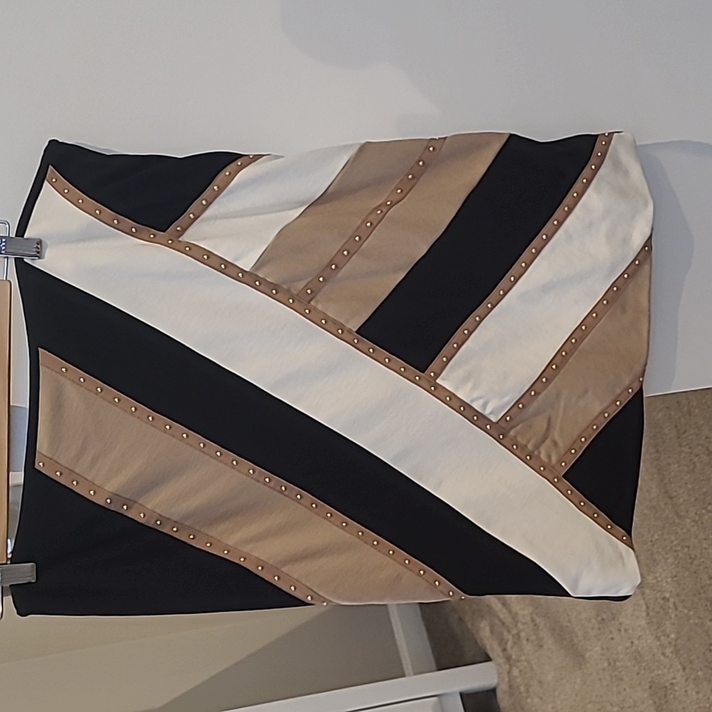 White house black market skirt black white tan